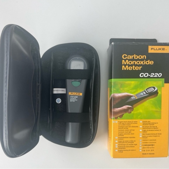 Fluke CO-220 Carbon Monoxide Meter - Picture 4 of 8